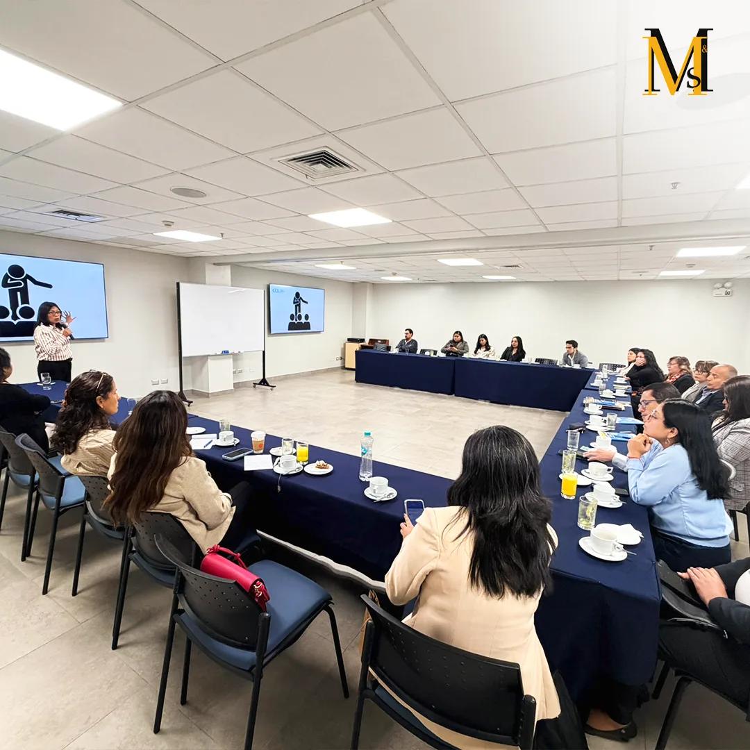 Participantes en una capacitación empresarial en un aula