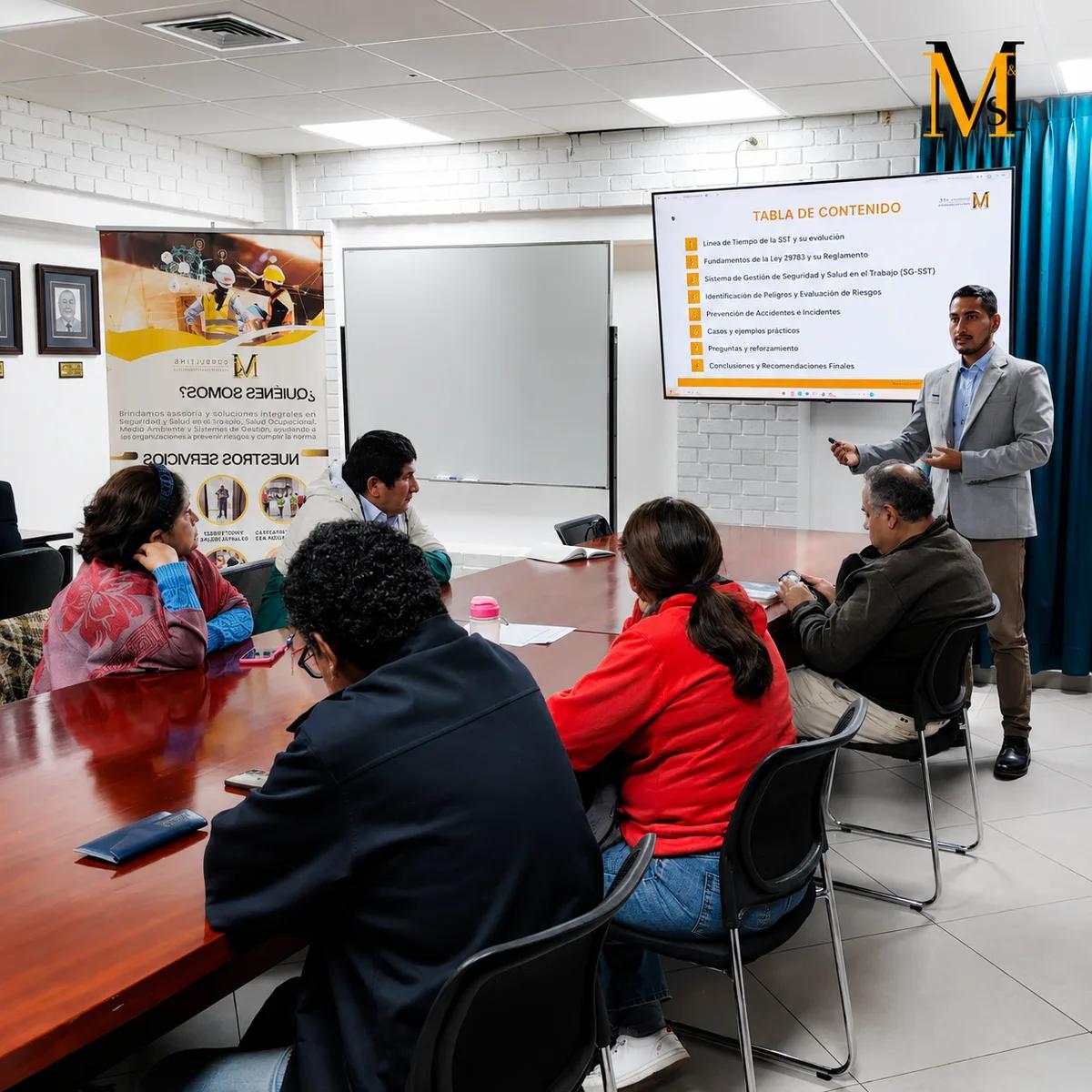 Expositor y participantes en una sesión de formación empresarial