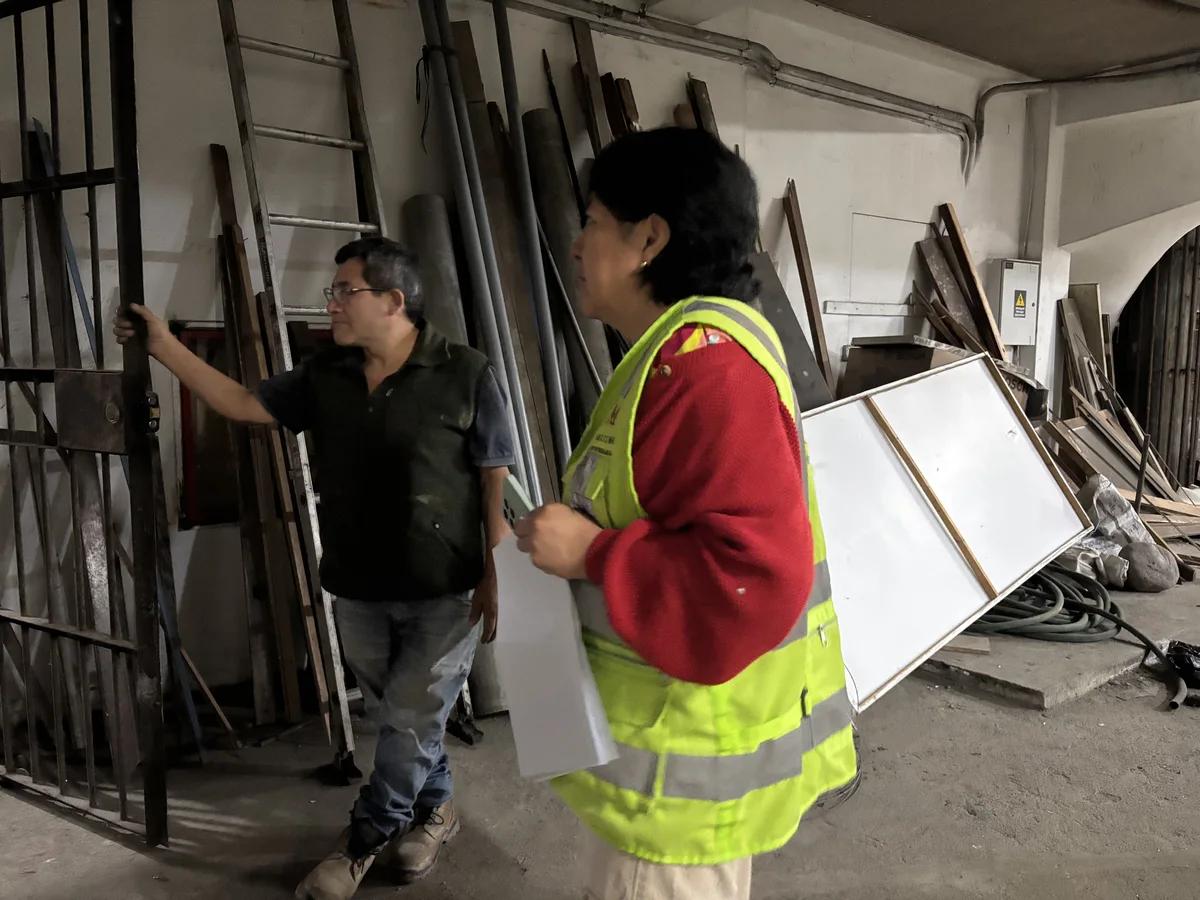 Personal técnico inspeccionando las instalaciones de un establecimiento