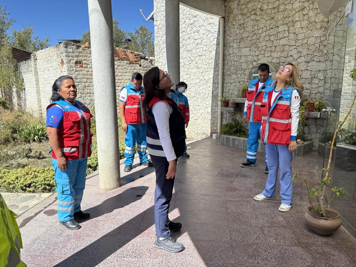Especialistas con chalecos de seguridad durante una evaluación de campo